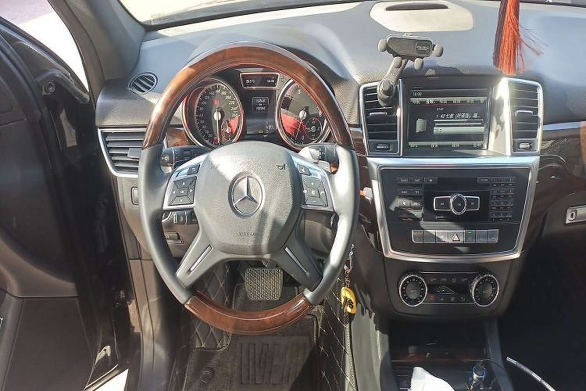 Used Mercedes-Benz M-Class 2014 ML 400 4MATIC Luxury Model Steering Wheel