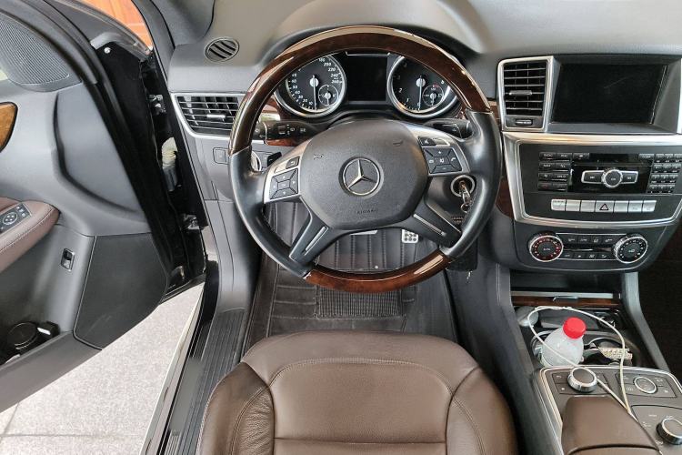 Used Mercedes-Benz M-Class 2014 ML 400 4MATIC Luxury Model Steering Wheel