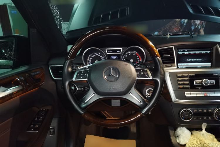 Used Mercedes-Benz M-Class 2014 ML 400 4MATIC Luxury Model Steering Wheel