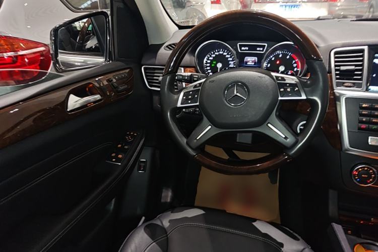 Used Mercedes-Benz M-Class 2014 ML 400 4MATIC Luxury Model Steering Wheel