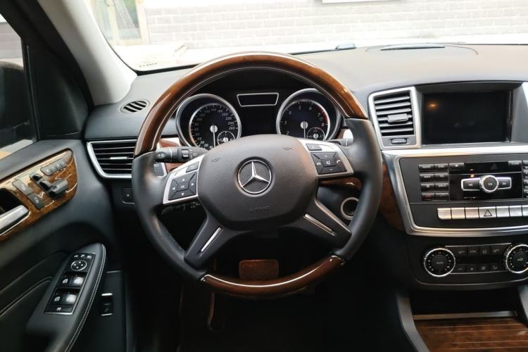Used Mercedes-Benz M-Class 2014 ML 400 4MATIC Luxury Model Steering Wheel