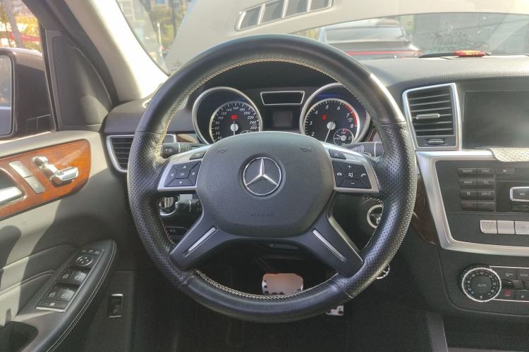 Used Mercedes-Benz M-Class 2014 ML 400 4MATIC Dynamic Model Steering Wheel