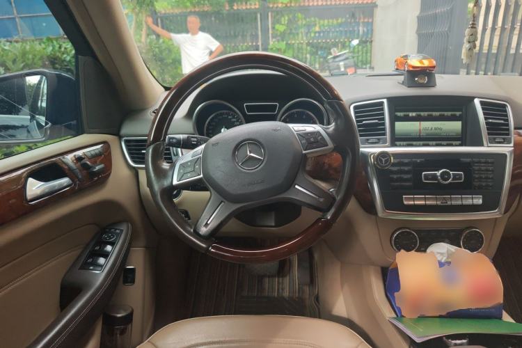 Used Mercedes-Benz M-Class 2014 ML 400 4MATIC Luxury Model Steering Wheel