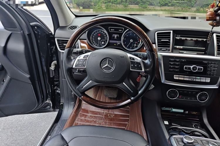 Used Mercedes-Benz M-Class 2014 ML 400 4MATIC Luxury Model Steering Wheel