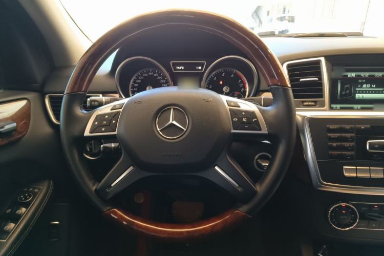 Used Mercedes-Benz M-Class 2014 ML 400 4MATIC Dynamic Model Steering Wheel