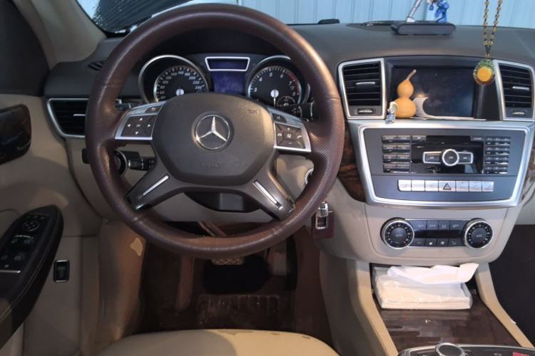 Used Mercedes-Benz M-Class 2014 ML 400 4MATIC Dynamic Model Steering Wheel