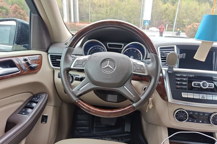 Used Mercedes-Benz M-Class 2014 ML 400 4MATIC Luxury Model Steering Wheel