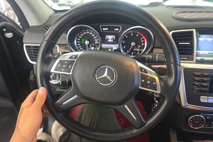 Used Mercedes-Benz M-Class 2014 ML 400 4MATIC Dynamic Model Steering Wheel