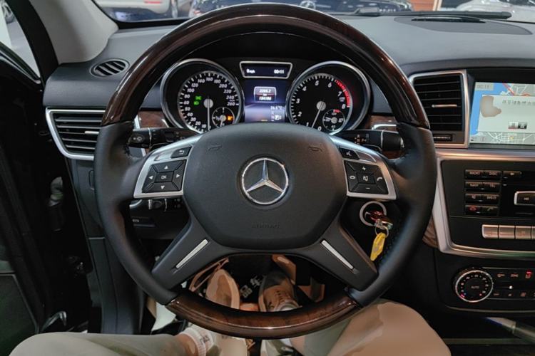 Used Mercedes-Benz M-Class 2014 ML 400 4MATIC Luxury Model Steering Wheel