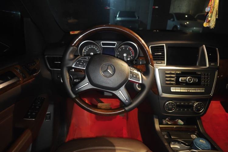 Used Mercedes-Benz M-Class 2014 ML 400 4MATIC Luxury Model Steering Wheel