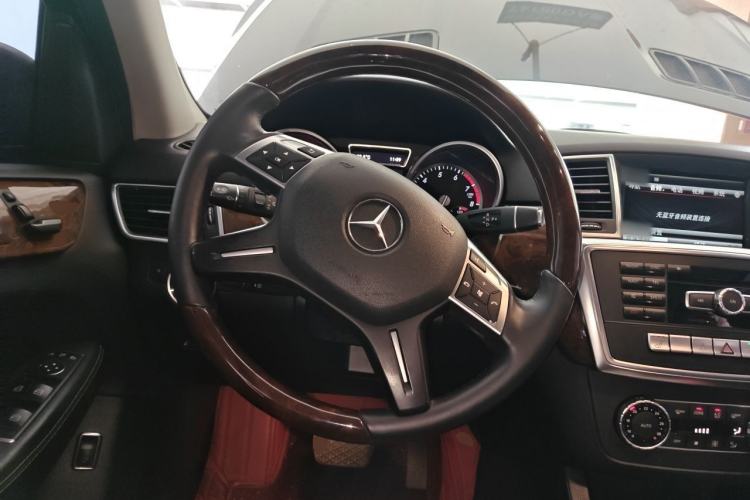 Used Mercedes-Benz M-Class 2014 ML 400 4MATIC Dynamic Model Steering Wheel