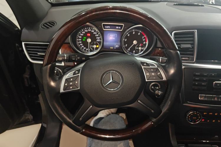 Used Mercedes-Benz M-Class 2014 ML 400 4MATIC Luxury Model Steering Wheel