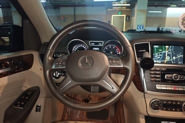 Used Mercedes-Benz M-Class 2014 ML 400 4MATIC Dynamic Model Steering Wheel