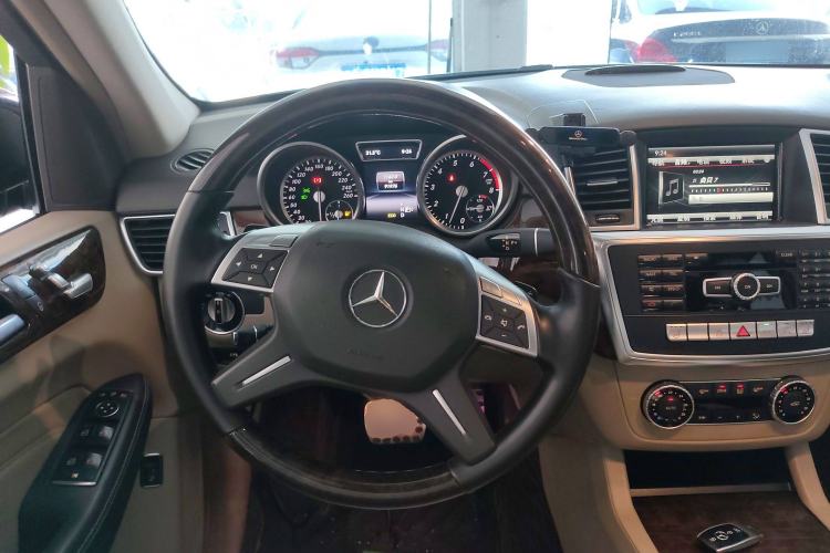 Used Mercedes-Benz M-Class 2014 ML 400 4MATIC Dynamic Model Steering Wheel