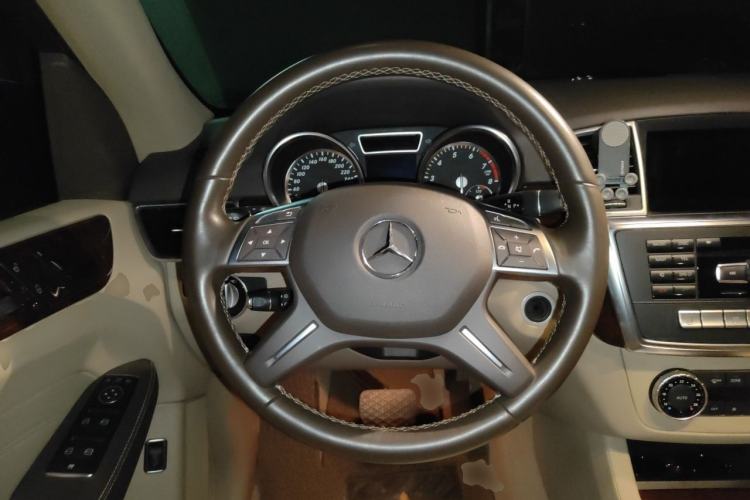 Used Mercedes-Benz M-Class 2014 ML 400 4MATIC Dynamic Model Steering Wheel