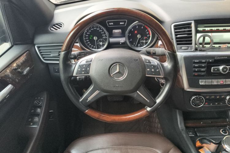 Used Mercedes-Benz M-Class 2014 ML 400 4MATIC Luxury Model Steering Wheel