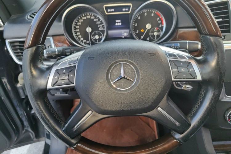 Used Mercedes-Benz M-Class 2014 ML 400 4MATIC Dynamic Model Steering Wheel