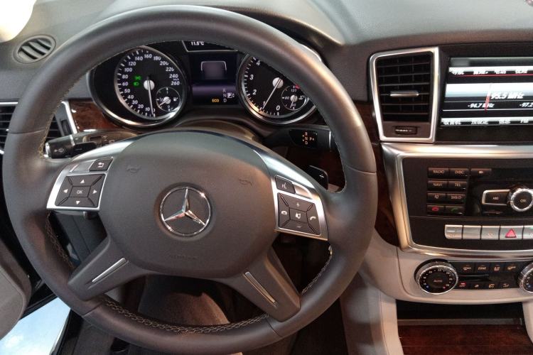 Used Mercedes-Benz M-Class 2014 ML 400 4MATIC Dynamic Model Steering Wheel