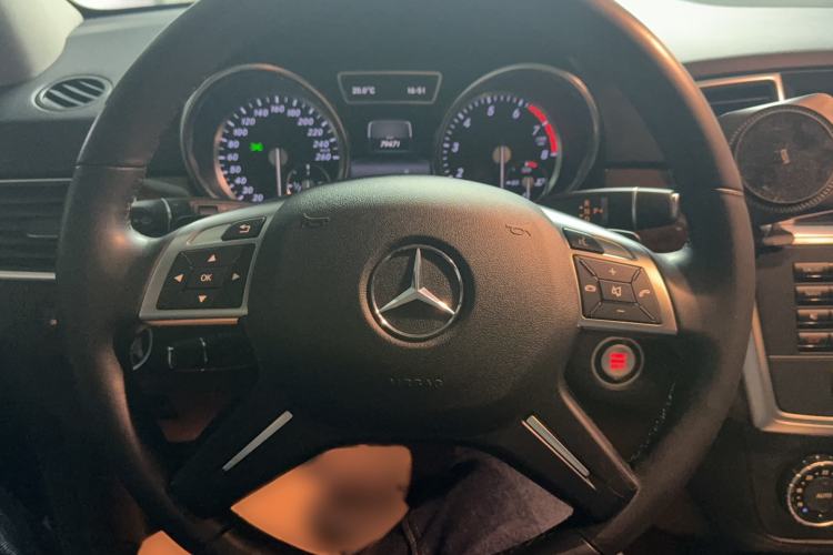 Used Mercedes-Benz M-Class 2014 ML 400 4MATIC Dynamic Model Steering Wheel