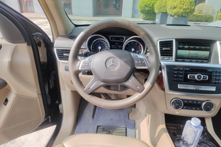 Used Mercedes-Benz M-Class 2014 ML 400 4MATIC Dynamic Model Steering Wheel