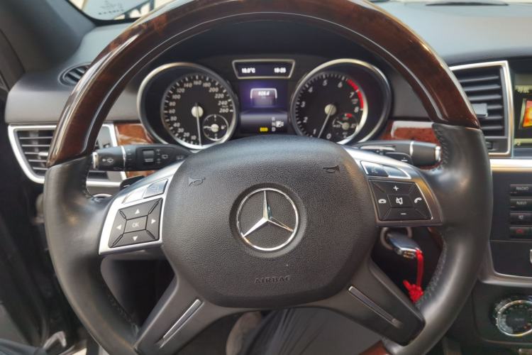 Used Mercedes-Benz M-Class 2014 ML 400 4MATIC Luxury Model Steering Wheel