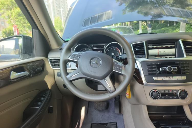 Used Mercedes-Benz M-Class 2014 ML 400 4MATIC Dynamic Model Steering Wheel