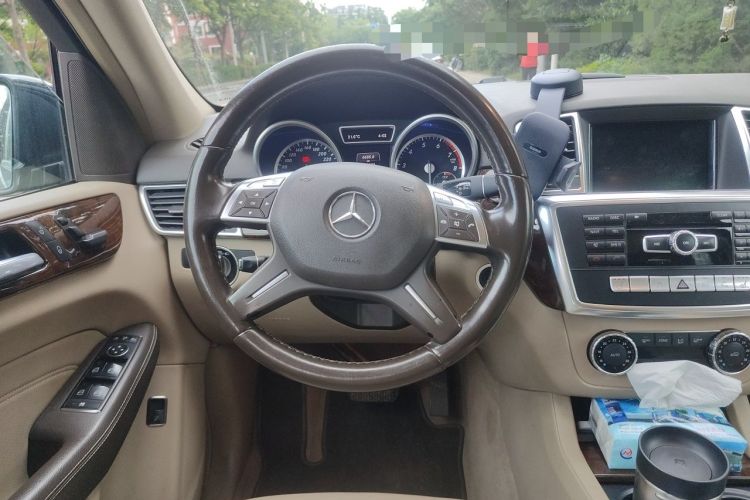 Used Mercedes-Benz M-Class 2014 ML 400 4MATIC Dynamic Model Steering Wheel