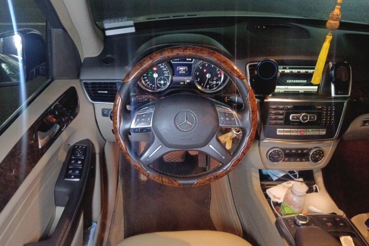 Used Mercedes-Benz M-Class 2014 ML 400 4MATIC Dynamic Model Steering Wheel
