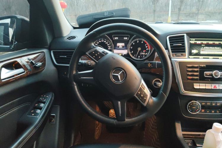 Used Mercedes-Benz M-Class 2014 ML 400 4MATIC Dynamic Model Steering Wheel