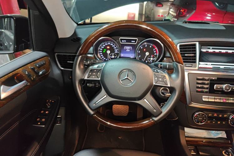 Used Mercedes-Benz M-Class 2014 ML 400 4MATIC Luxury Model Steering Wheel