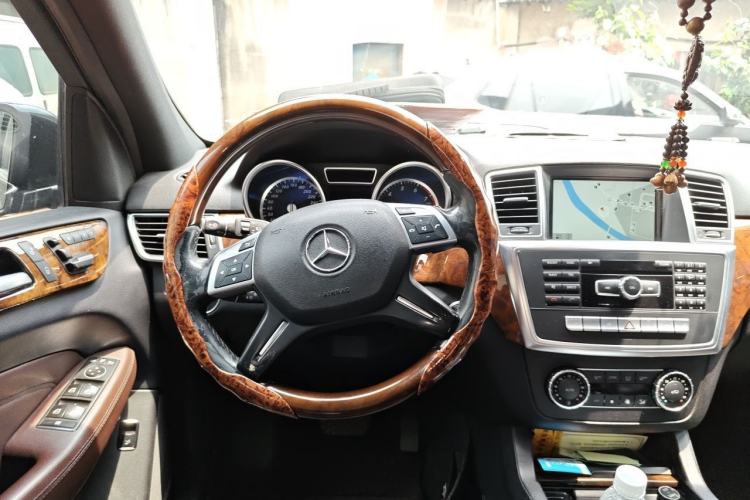 Used Mercedes-Benz M-Class 2014 ML 400 4MATIC Luxury Model Steering Wheel