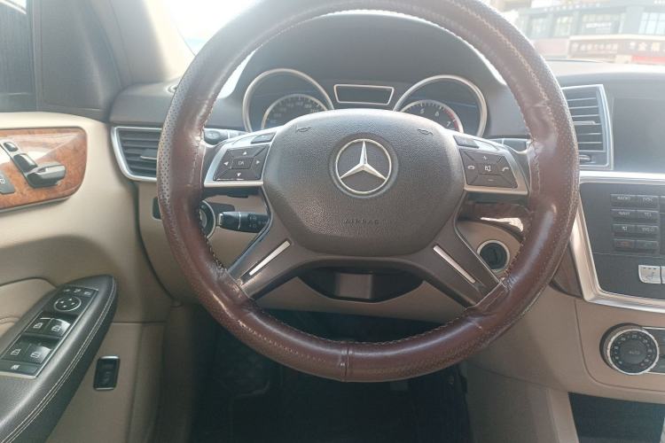 Used Mercedes-Benz M-Class 2014 ML 400 4MATIC Dynamic Model Steering Wheel