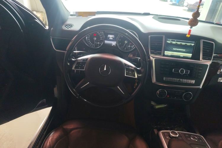 Used Mercedes-Benz M-Class 2014 ML 400 4MATIC Luxury Model Steering Wheel