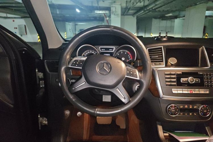 Used Mercedes-Benz M-Class 2014 ML 400 4MATIC Dynamic Model Steering Wheel