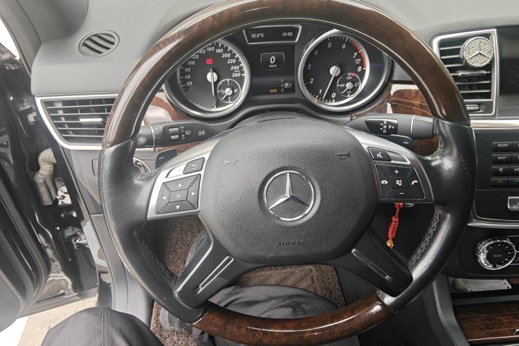 Used Mercedes-Benz M-Class 2014 ML 400 4MATIC Luxury Model Steering Wheel