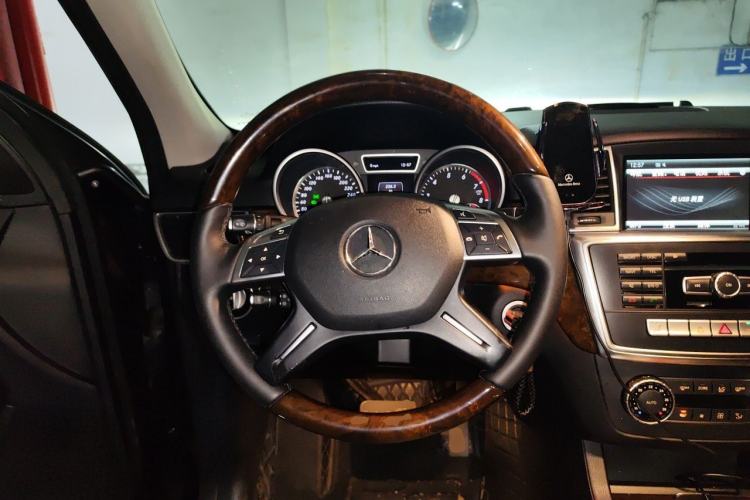 Used Mercedes-Benz M-Class 2014 ML 400 4MATIC Luxury Model Steering Wheel