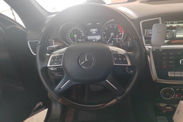 Used Mercedes-Benz M-Class 2014 ML 400 4MATIC Luxury Model Steering Wheel