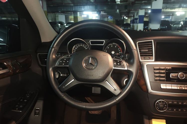Used Mercedes-Benz M-Class 2014 ML 400 4MATIC Dynamic Model Steering Wheel