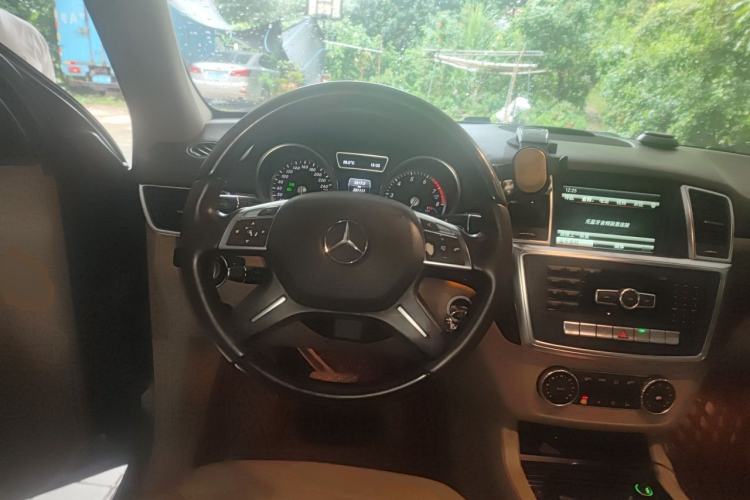 Used Mercedes-Benz M-Class 2014 ML 400 4MATIC Luxury Model Steering Wheel