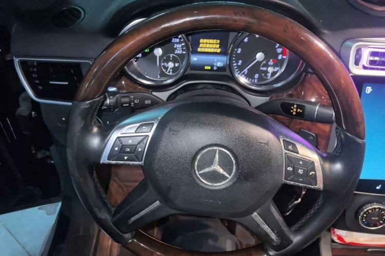 Used Mercedes-Benz M-Class 2014 ML 400 4MATIC Luxury Model Steering Wheel