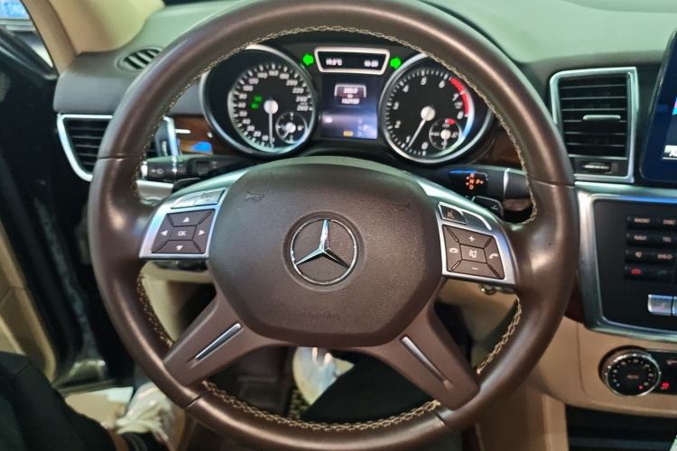 Used Mercedes-Benz M-Class 2014 ML 400 4MATIC Dynamic Model Steering Wheel