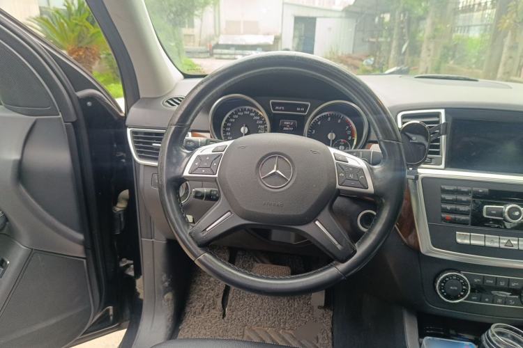 Used Mercedes-Benz M-Class 2014 ML 400 4MATIC Dynamic Model Steering Wheel