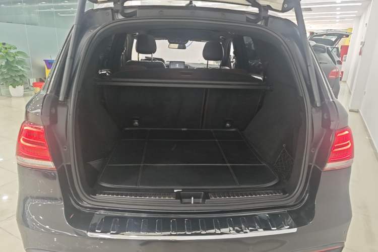 Used Mercedes-Benz M-Class 2014 ML 400 4MATIC Luxury Model Trunk