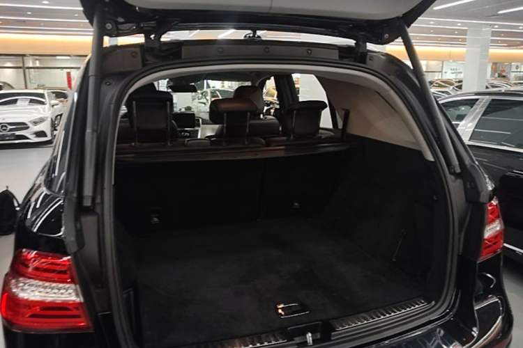 Used Mercedes-Benz M-Class 2014 ML 320 4MATIC Trunk