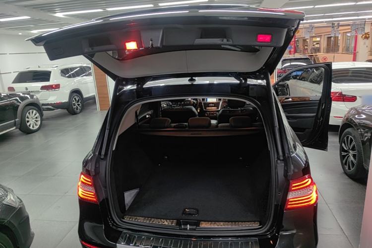 Used Mercedes-Benz M-Class 2014 ML 400 4MATIC Luxury Model Trunk