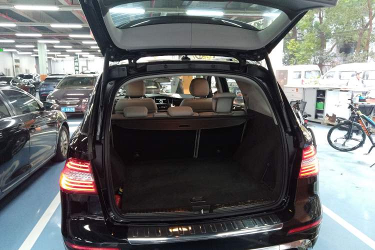 Used Mercedes-Benz M-Class 2014 ML 400 4MATIC Dynamic Model Trunk