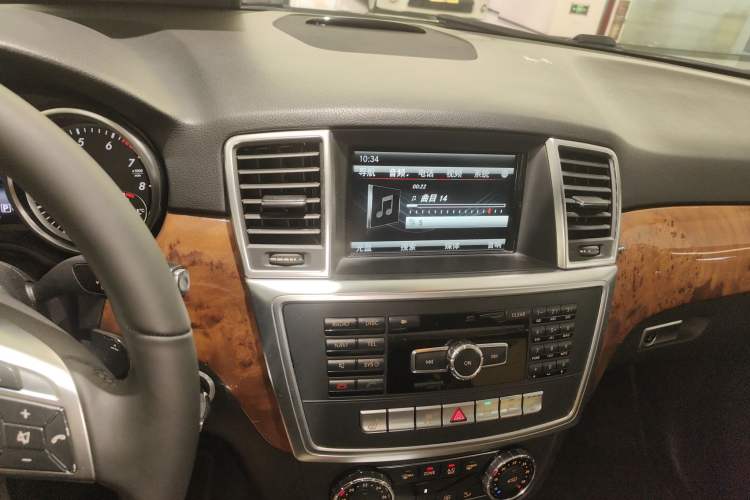 Used Mercedes-Benz M-Class 2014 ML 400 4MATIC Dynamic Model Audio And AC Panel