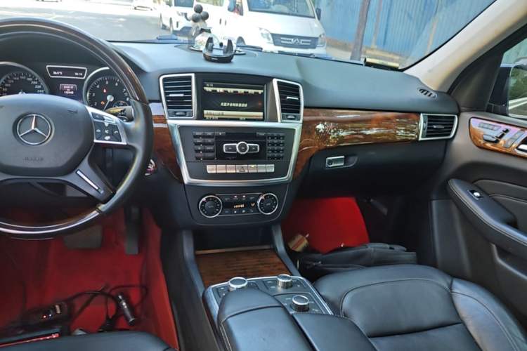 Used Mercedes-Benz M-Class 2014 ML 400 4MATIC Luxury Model Audio And AC Panel