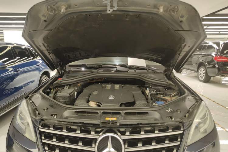 Used Mercedes-Benz M-Class 2014 ML 400 4MATIC Dynamic Model Engine Bay