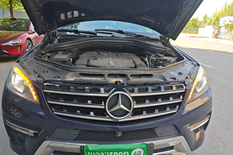 Used Mercedes-Benz M-Class 2014 ML 400 4MATIC Luxury Model Engine Bay